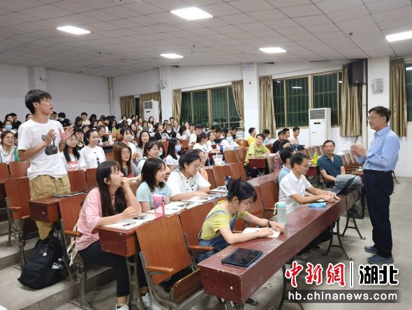 朱正明与大学生现场交流